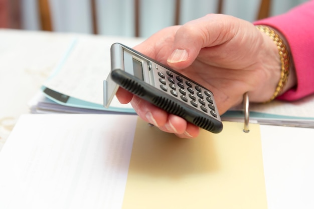 Jak obliczyć VAT od kwoty brutto na kalkulatorze?