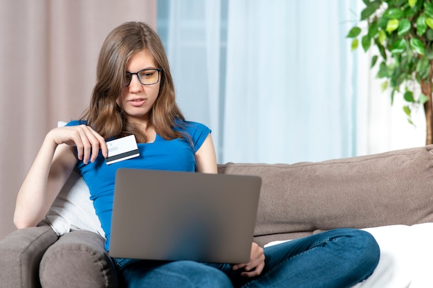 Jakie są główne zalety pozabankowych kart kredytowych online?