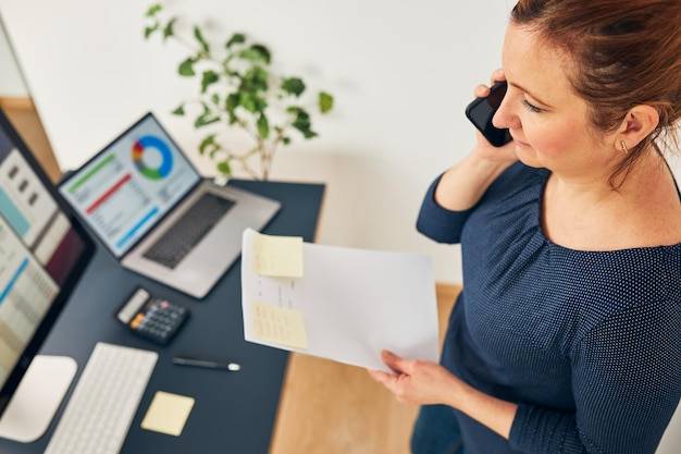 Jak dekretować faktury w codziennej pracy księgowego?