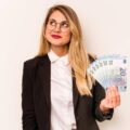 Ile wynosi minimalne wynagrodzenie netto i co wpływa na jego wysokość?